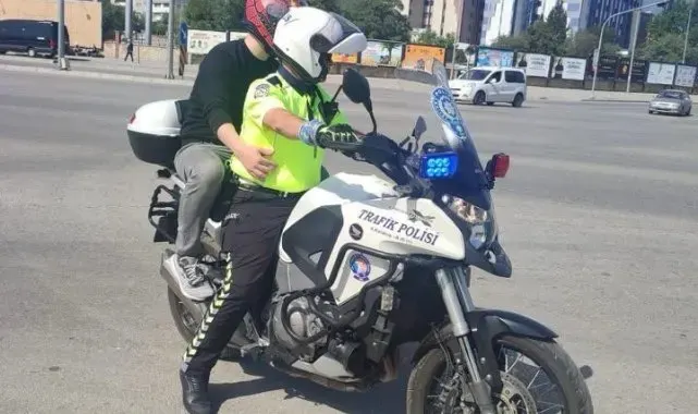 YKS'ye geç kalan öğrencilere polis ekipleri yardım etti