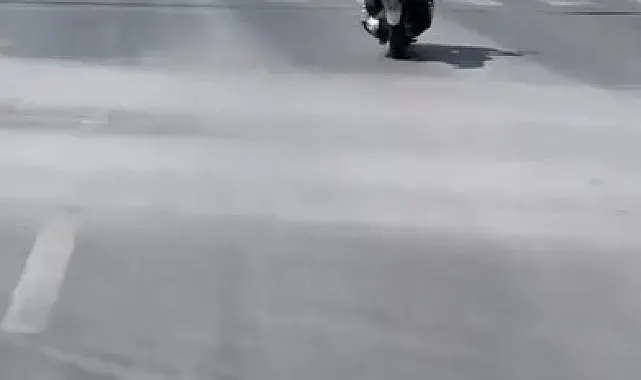Alanya'da motosikletlinin tehlikeli hareketleri kamerada