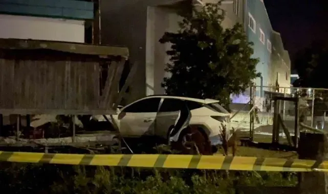 Fabrikanın bekçi kulübesine çarpan araçtaki 2 kişi yaralandı