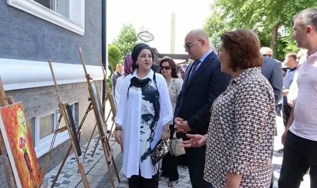 Ressam Dilek Kocaman'dan "Küllerinden doğan renkler" konulu resim sergisi