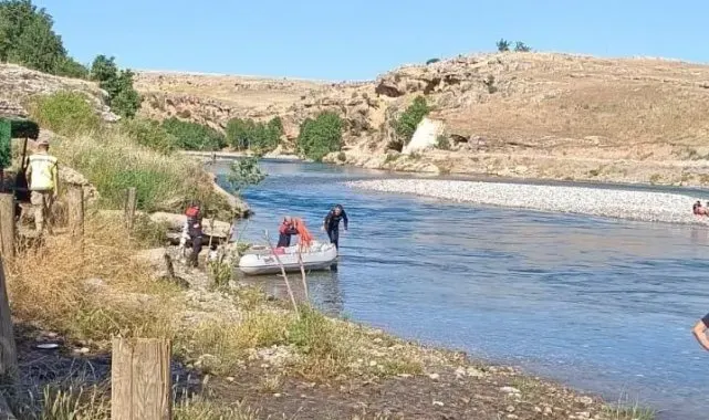 Dicle Nehri'nde mahsur kalan 4 çocuk ve genç kurtarıldı