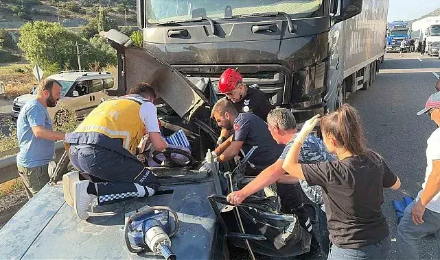 Bilecik'te iki aracın çarpıştığı kazada sürücü araçta sıkıştı