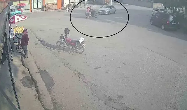 Otomobille çarpışan motosikletteki 2 kişi yaralandı