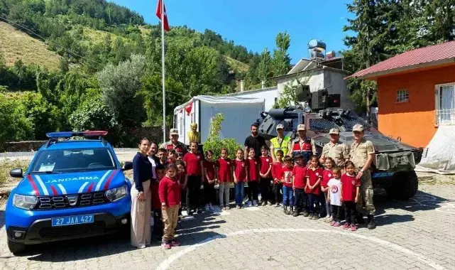 Jandarma depremzede öğrencileri okullarında ziyaret etti