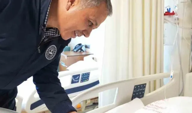 Bakan Yerlikaya, İstanbul'da çöken binada yaralanan bebeği ziyaret etti
