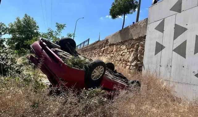Kontrolden çıkan otomobil şarampole uçtu: 1'i ağır 3 yaralı