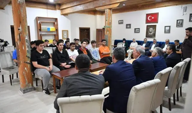 Başkan Büyükkılıç, Talas Gençlik Merkezi'nde gençlerle bir araya geldi
