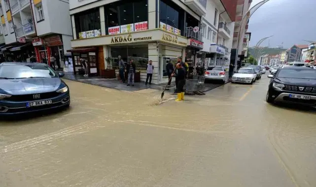 Akdağmadeni'nde sağanak ve dolu etkili oldu