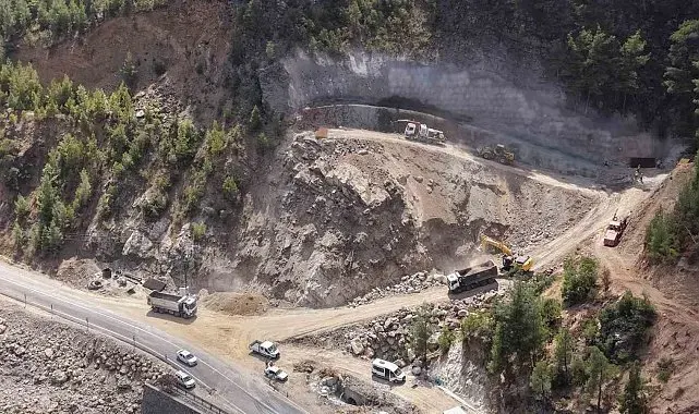 Adana'daki 'Heyelan Islahı ve Tünel Projesi'nde ilk kazma vuruldu