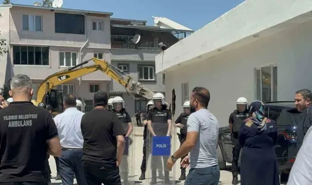 Kaçak yaptığı yapı 4 kez yıkıldı, "bir daha yıkılmasın" diye çatıya çıkarak direndiler