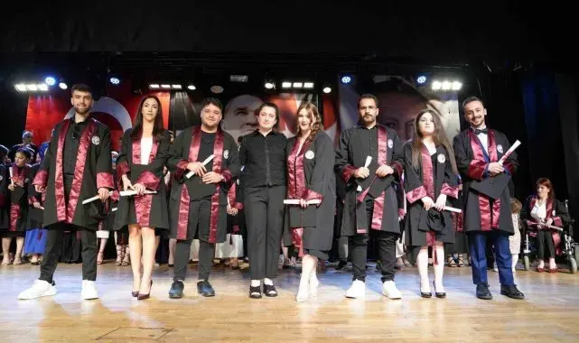 Trabzon'da İletişim Fakültesi'nde mezuniyet sevinci