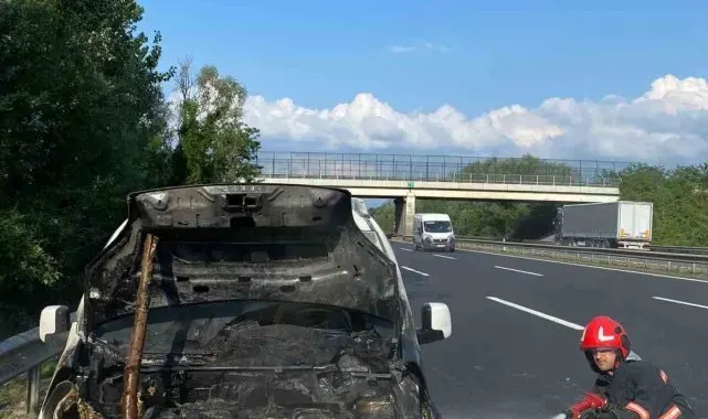 Otoyolda alev alan hafif ticari araç itfaiyenin müdahalesiyle söndürüldü