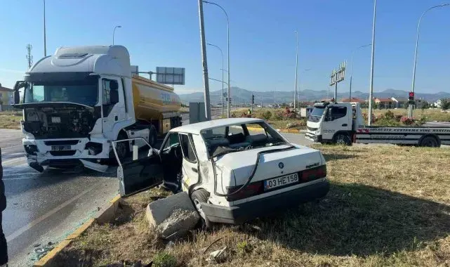 Kırmızı ışık ihlali yapan çekici otomobile çarptı, 3 yaralı
