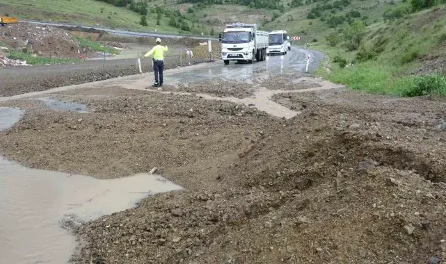 Yozgat'ta şiddetli yağış toprak kaymasına neden oldu, trafikte aksamalar yaşandı