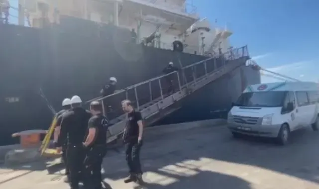 İzmir'de yük gemisine operasyon: 40 ton kaçak akaryakıt ele geçirildi
