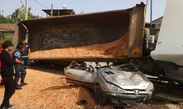 Hafriyat kamyonunun altında ezilerek hurda yığını haline gelen araçtan sağ kurtulmayı başardı