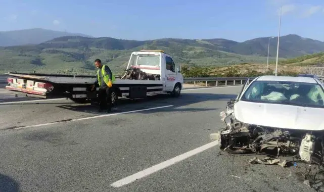 Otomobil bariyerlere çarptı motor bloğu savruldu