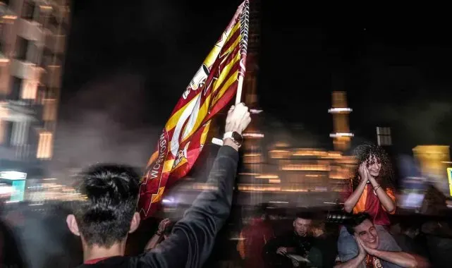 Galatasaraylı taraftarlardan Taksim'de coşkulu şampiyonluk kutlaması