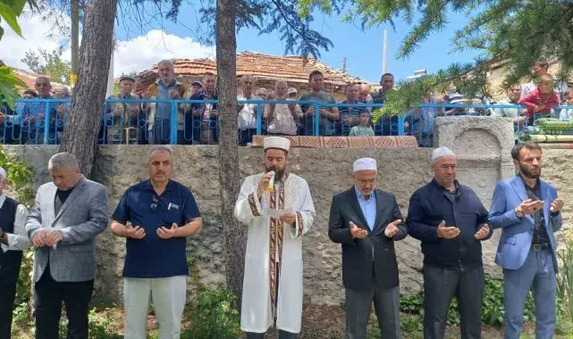 Emet Doğanlar köyünde hayır yemeği ve yağmur duası