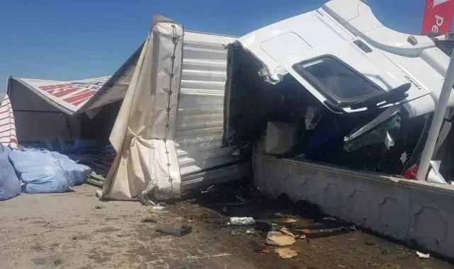 Kontrolden çıkan tır akaryakıt istasyonunun duvarına çarparak devrildi: 1 ölü