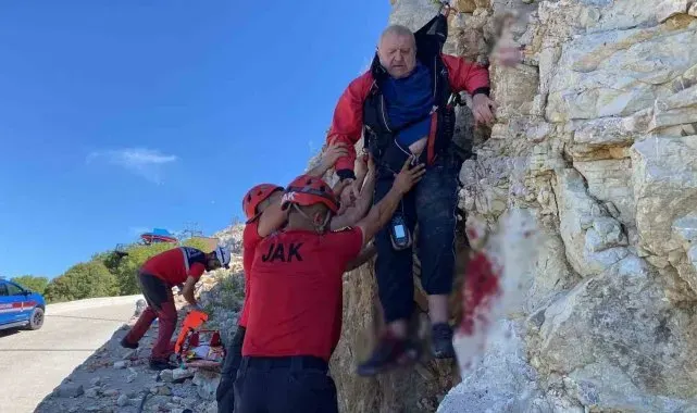 Kayalıklara düşen İngiliz paraşütçüyü UMKE ve JAK ekipleri kurtardı