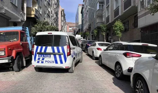 Bahçelievler'de seyir halindeki araca silahlı saldırı anı kamerada