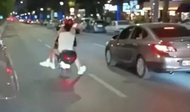 Canlarını hiçe saydılar, otomobilin altında kalmaktan son anda kurtuldular