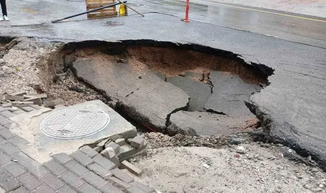 Ankara'da şiddetli yağışta bazı yollar çöktü