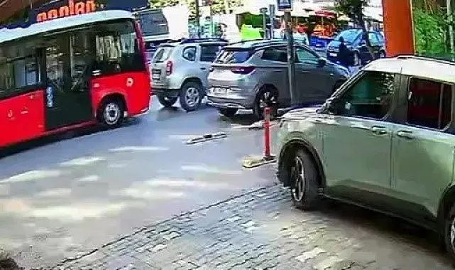 Bandırma'da minibüs yayaya yol veren otomobile çarptı