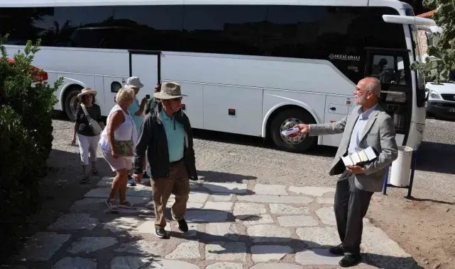 Yabancı diliyle turistlere İslam'ı anlatan şehit babası imama "iyilik" ödülü