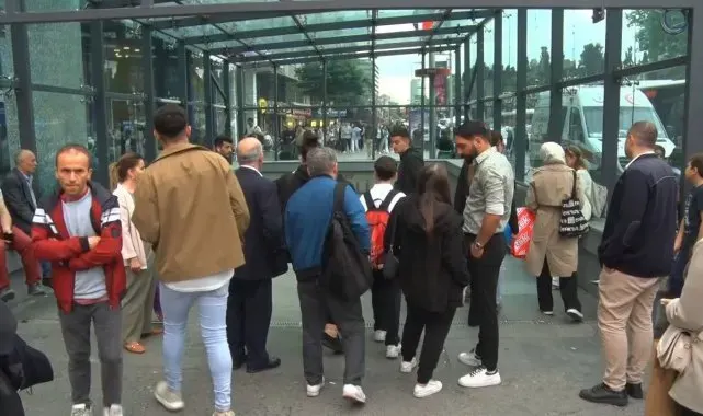 Şişli-Mecidiyeköy Metro İstasyonu'nda bir genç kız raylara atlayarak intihar etti