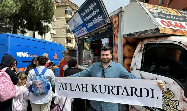 Maltepe'de sevgilisi terk etti, 'Allah kurtardı' pankartıyla lokma dağıttı