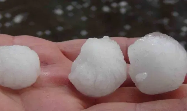 Kars'ı ceviz büyüklüğünde dolu vurdu