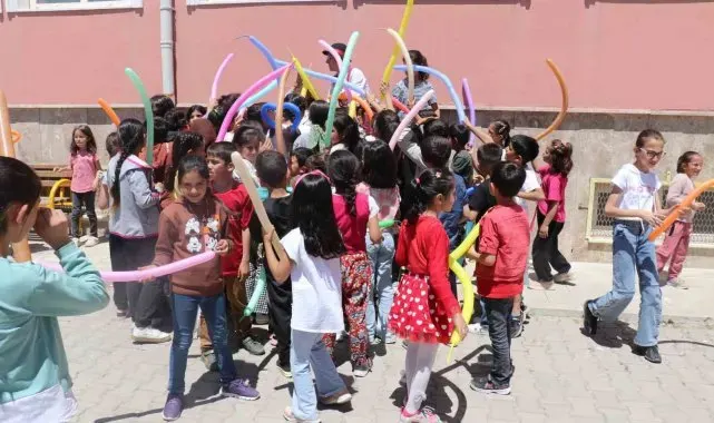 Malatya'da okul okul gezip öğrencileri eğlendiriyorlar