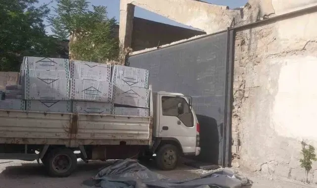 Yük indirirken kamyonetten düşen adam ağır yaralandı