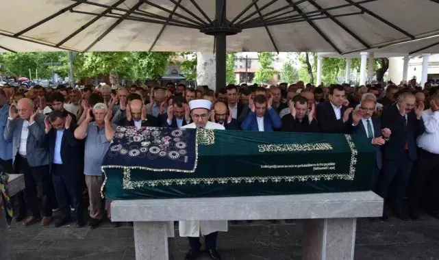 Eski Başkan Yücel Yılmaz'ın annesi son yolculuğuna uğurlandı