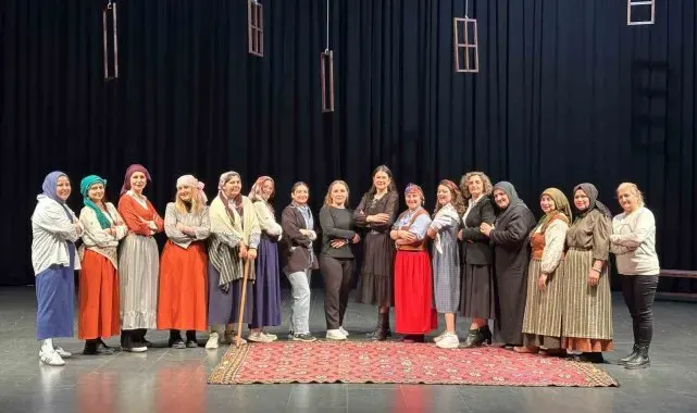 Ev hanımları tiyatro oyuncusu oldu
