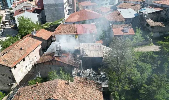 Ev yangınını film izler gibi izlediler