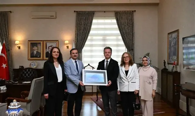Manisa'da yılın hemşiresi ve ebesinden Vali Ünlü'ye ziyaret