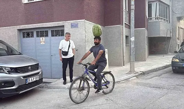 Kafasında 40 kiloluk karpuz varken bisiklet sürüyor, halay çekiyor, koşuya katılıyor