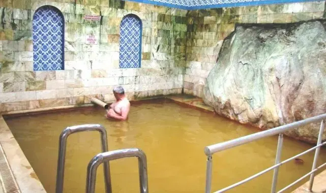 Yeniceköy şifa hamamı havuzuna doğal güzellik katan devasa kaya