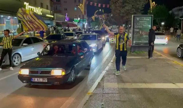 Aksaray'da Fenerbahçeliler derbi galibiyetini kutladı
