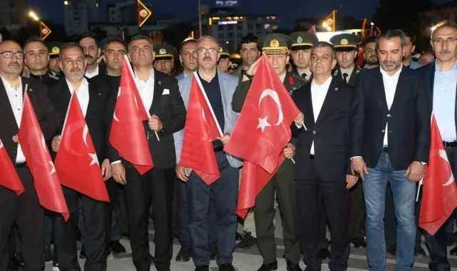 Elazığ'da fener alayı renkli görüntüler oluşturdu