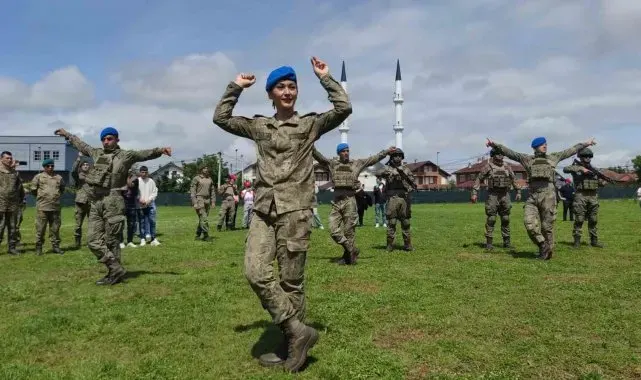 Kosova'da Türk askeri 19 Mayıs Bayramı'nı zeybek oynayarak kutladı
