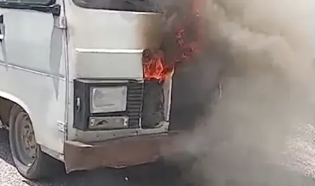 Yalova'da seyir halindeki minibüs alevlere teslim oldu
