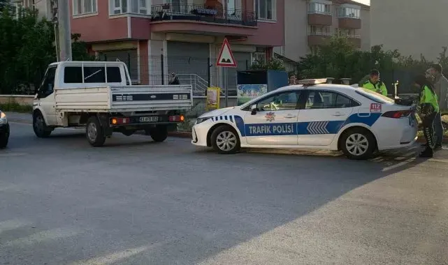 Yolun karşısına geçerken kamyonetin çarptığı kadın yaralandı