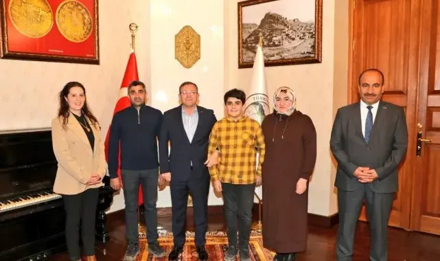 Vali Polat Türkiye 1'incisi öğrenciyi tebrik etti