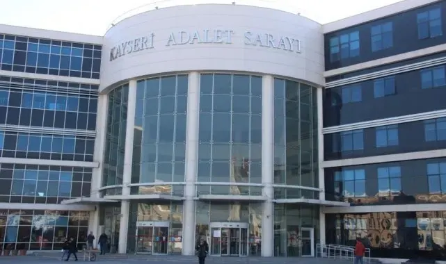 Kayseri'de eniştesi olarak bildiği babasını öldüren kadının davasına devam edildi