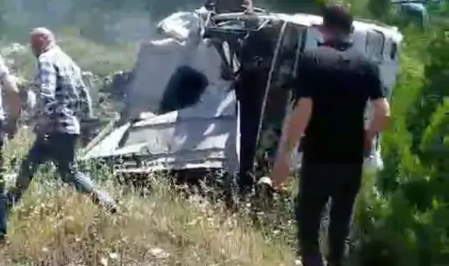 Antalya'da devrilen zift yüklü tırda can pazarı: 2 yaralı
