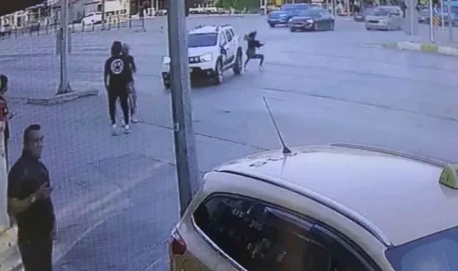 Yayaların arasına dalan aracın neden olduğu dehşet anları kameraya yansıdı
